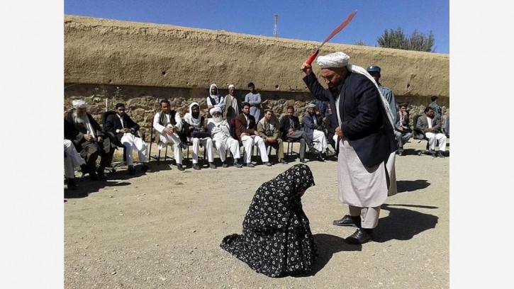আফগানিস্তানে প্রকাশ্যে নারীসহ ১২ জনকে বেত্রাঘাত